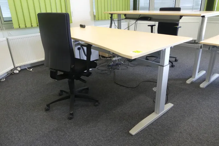 Elektrisch höhenverstellbarer Schreibtisch mit Bürostuhl u. Schreibtischcontainer Maße in cm ca.: 200 x 100